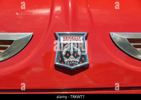 Wattrelos,FRANCE-juin 02,2019 : vue de la marque et le logo Renault Dauphine. Banque D'Images