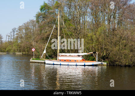 Un voile traditionnel en bois Classic" cruiser amarré au large Salhouse, Norfolk. Banque D'Images