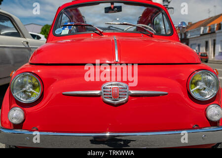 Wattrelos,FRANCE-juin 02,2019 : Vue de face de la Nuova Fiat 500 rouge, voiture exposées lors de la 7e voiture rétro Festival à la Martinoire Wattrelos Renault ZI. Banque D'Images