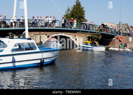 Un petit historique de l'approche de lancement Wroxham Bridge. Day lance est un moyen populaire d'explorer les Broads un jour visiter. Banque D'Images