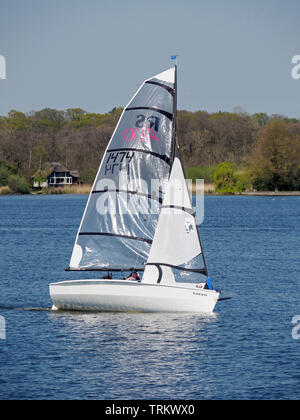 La voile est un passe-temps populaire sur les Norfolk Broads avec différents types de dériveurs en prenant part à la course et de voile sur Wroxham large. Banque D'Images