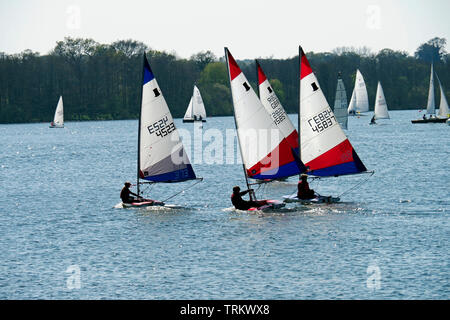 La voile est un passe-temps populaire sur les Norfolk Broads avec différents types de dériveurs en prenant part à la course et de voile sur Wroxham large. Banque D'Images