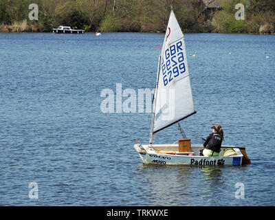 La voile est un passe-temps populaire sur les Norfolk Broads avec différents types de dériveurs en prenant part à la course et de voile sur Wroxham large. Banque D'Images