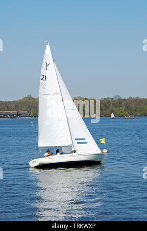 La voile est un passe-temps populaire sur les Norfolk Broads avec différents types de dériveurs en prenant part à la course et de voile sur Wroxham large. Banque D'Images