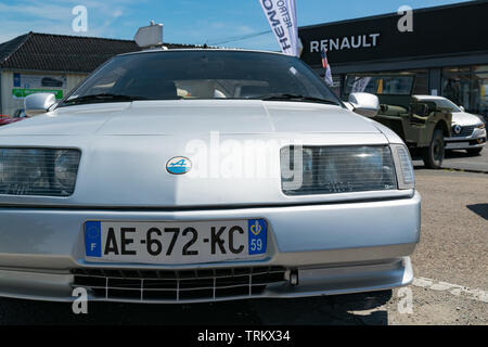 Wattrelos,FRANCE-juin 02,2019 : Renault Alpine GTA V6 Turbo,location exposées lors de la 7e voiture rétro Festival à la Martinoire Renault parking Wattrelos ZI Banque D'Images