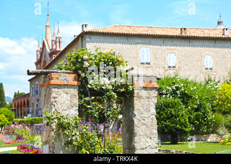 Nice, France - 19 juin 2014 : magnifique jardin du monastère de Cimiez Banque D'Images