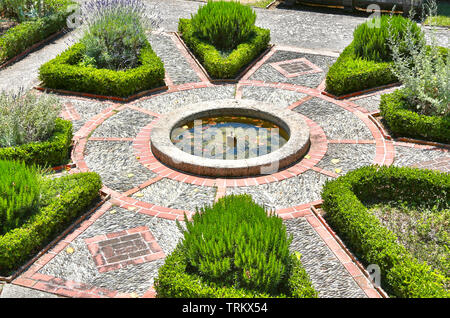 Nice, France - 19 juin 2014 : magnifique jardin du monastère de Cimiez Banque D'Images