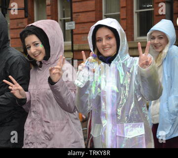 Les amateurs de festivals Parklife défient la pluie à Manchester, Royaume-Uni, juin 2019. Parklife est un festival de musique indépendante qui a lieu chaque année dans le Nord de Manchester. Banque D'Images