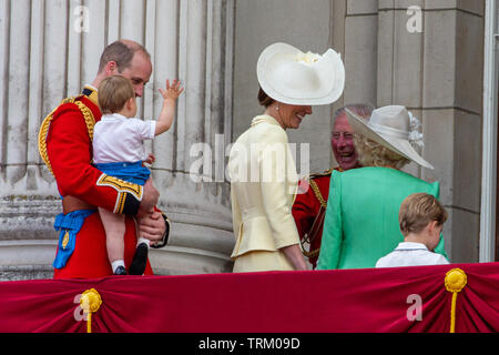 Photo datée du 8 juin montre le Prince William, Catherine duchesse de Cambridge, le Prince Louis, le Prince Charles et à la parade la couleur à Londres aujourd'hui. L'anniversaire officiel de la Reine a été marquée avec la parade annuelle de la parade de couleur. Elle a été rejoint par des membres de sa famille et des milliers de spectateurs à regarder l'écran en Horse Guards Parade dans Whitehall. Le Prince de Galles, la duchesse de Cornwall, le duc et la duchesse de Cambridge et le duc et la duchesse de Sussex est allé(e) à tous. La reine a célébré son 93e anniversaire en avril. Les colonels royale - le Prince de Galles, le colonel Banque D'Images