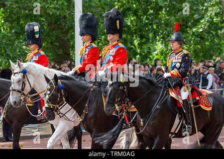 Photo datée du 8 juin montre (l-r) le Prince Charles, Prince William, le Prince Andrew et la princesse Anne à la parade la couleur à Londres aujourd'hui. L'anniversaire officiel de la Reine a été marquée avec la parade annuelle de la parade de couleur. Elle a été rejoint par des membres de sa famille et des milliers de spectateurs à regarder l'écran en Horse Guards Parade dans Whitehall. Le Prince de Galles, la duchesse de Cornwall, le duc et la duchesse de Cambridge et le duc et la duchesse de Sussex est allé(e) à tous. La reine a célébré son 93e anniversaire en avril. Les colonels royale - le Prince de Galles, le colonel de la Wels Banque D'Images