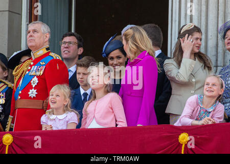 Photo datée du 8 juin montre la Duchesse de Sussex (centre, blue hat) à la parade la couleur à Londres aujourd'hui. L'anniversaire officiel de la Reine a été marquée avec la parade annuelle de la parade de couleur. Elle a été rejoint par des membres de sa famille et des milliers de spectateurs à regarder l'écran en Horse Guards Parade dans Whitehall. Le Prince de Galles, la duchesse de Cornwall, le duc et la duchesse de Cambridge et le duc et la duchesse de Sussex est allé(e) à tous. La reine a célébré son 93e anniversaire en avril. Les colonels royale - le Prince de Galles, le colonel de la Garde galloise, la Princesse Royale Banque D'Images