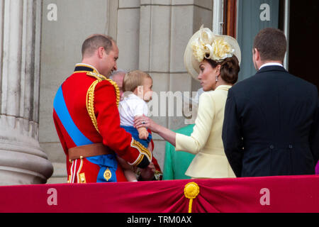 Photo datée du 8 juin montre le Prince William, Catherine duchesse de Cambridge, le Prince Louis, à la parade la couleur à Londres aujourd'hui. L'anniversaire officiel de la Reine a été marquée avec la parade annuelle de la parade de couleur. Elle a été rejoint par des membres de sa famille et des milliers de spectateurs à regarder l'écran en Horse Guards Parade dans Whitehall. Le Prince de Galles, la duchesse de Cornwall, le duc et la duchesse de Cambridge et le duc et la duchesse de Sussex est allé(e) à tous. La reine a célébré son 93e anniversaire en avril. Les colonels royale - le Prince de Galles, le colonel de la Garde galloise Banque D'Images