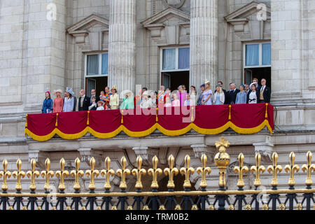 Photo datée du 8 juin montre la famille royale à la parade la couleur à Londres aujourd'hui. L'anniversaire officiel de la Reine a été marquée avec la parade annuelle de la parade de couleur. Elle a été rejoint par des membres de sa famille et des milliers de spectateurs à regarder l'écran en Horse Guards Parade dans Whitehall. Le Prince de Galles, la duchesse de Cornwall, le duc et la duchesse de Cambridge et le duc et la duchesse de Sussex est allé(e) à tous. La reine a célébré son 93e anniversaire en avril. Les colonels royale - le Prince de Galles, le colonel de la Garde galloise, la Princesse Royale, le colonel du Blues un Banque D'Images