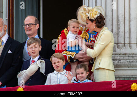 Photo datée du 8 juin montre le Prince William, Catherine duchesse de Cambridge, le Prince Louis, Prince George et la Princesse Charlotte à la parade la couleur à Londres aujourd'hui. L'anniversaire officiel de la Reine a été marquée avec la parade annuelle de la parade de couleur. Elle a été rejoint par des membres de sa famille et des milliers de spectateurs à regarder l'écran en Horse Guards Parade dans Whitehall. Le Prince de Galles, la duchesse de Cornwall, le duc et la duchesse de Cambridge et le duc et la duchesse de Sussex est allé(e) à tous. La reine a célébré son 93e anniversaire en avril. Les colonels royale - le Prince Banque D'Images