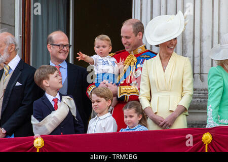 Photo datée du 8 juin montre le Prince William, Catherine duchesse de Cambridge, le Prince Louis, Prince George et la Princesse Charlotte à la parade la couleur à Londres aujourd'hui. L'anniversaire officiel de la Reine a été marquée avec la parade annuelle de la parade de couleur. Elle a été rejoint par des membres de sa famille et des milliers de spectateurs à regarder l'écran en Horse Guards Parade dans Whitehall. Le Prince de Galles, la duchesse de Cornwall, le duc et la duchesse de Cambridge et le duc et la duchesse de Sussex est allé(e) à tous. La reine a célébré son 93e anniversaire en avril. Les colonels royale - le Prince Banque D'Images