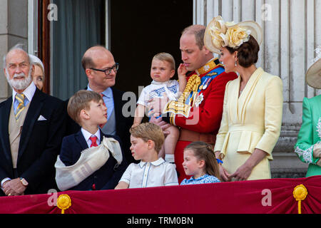 Photo datée du 8 juin montre le Prince William, Catherine duchesse de Cambridge, le Prince Louis, Prince George et la Princesse Charlotte à la parade la couleur à Londres aujourd'hui. L'anniversaire officiel de la Reine a été marquée avec la parade annuelle de la parade de couleur. Elle a été rejoint par des membres de sa famille et des milliers de spectateurs à regarder l'écran en Horse Guards Parade dans Whitehall. Le Prince de Galles, la duchesse de Cornwall, le duc et la duchesse de Cambridge et le duc et la duchesse de Sussex est allé(e) à tous. La reine a célébré son 93e anniversaire en avril. Les colonels royale - le Prince Banque D'Images