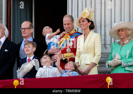 Photo datée du 8 juin montre le Prince William, Catherine duchesse de Cambridge, le Prince Louis, Prince George et la Princesse Charlotte à la parade la couleur à Londres aujourd'hui. L'anniversaire officiel de la Reine a été marquée avec la parade annuelle de la parade de couleur. Elle a été rejoint par des membres de sa famille et des milliers de spectateurs à regarder l'écran en Horse Guards Parade dans Whitehall. Le Prince de Galles, la duchesse de Cornwall, le duc et la duchesse de Cambridge et le duc et la duchesse de Sussex est allé(e) à tous. La reine a célébré son 93e anniversaire en avril. Les colonels royale - le Prince Banque D'Images