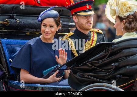 Photo datée du 8 juin montre Meghan,Duchesse de Sussex,Prince Harry et Catherine duchesse de Cambridge à la parade la couleur à Londres aujourd'hui. L'anniversaire officiel de la Reine a été marquée avec la parade annuelle de la parade de couleur. Elle a été rejoint par des membres de sa famille et des milliers de spectateurs à regarder l'écran en Horse Guards Parade dans Whitehall. Le Prince de Galles, la duchesse de Cornwall, le duc et la duchesse de Cambridge et le duc et la duchesse de Sussex est allé(e) à tous. La reine a célébré son 93e anniversaire en avril. Les colonels royale - le Prince de Galles, le colonel de la W Banque D'Images