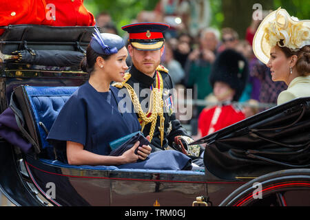 Photo datée du 8 juin montre Meghan,Duchesse de Sussex,Prince Harry et Catherine duchesse de Cambridge à la parade la couleur à Londres aujourd'hui. L'anniversaire officiel de la Reine a été marquée avec la parade annuelle de la parade de couleur. Elle a été rejoint par des membres de sa famille et des milliers de spectateurs à regarder l'écran en Horse Guards Parade dans Whitehall. Le Prince de Galles, la duchesse de Cornwall, le duc et la duchesse de Cambridge et le duc et la duchesse de Sussex est allé(e) à tous. La reine a célébré son 93e anniversaire en avril. Les colonels royale - le Prince de Galles, le colonel de la W Banque D'Images