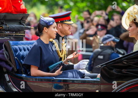 Photo datée du 8 juin montre Meghan,Duchesse de Sussex,Prince Harry et Catherine duchesse de Cambridge à la parade la couleur à Londres aujourd'hui. L'anniversaire officiel de la Reine a été marquée avec la parade annuelle de la parade de couleur. Elle a été rejoint par des membres de sa famille et des milliers de spectateurs à regarder l'écran en Horse Guards Parade dans Whitehall. Le Prince de Galles, la duchesse de Cornwall, le duc et la duchesse de Cambridge et le duc et la duchesse de Sussex est allé(e) à tous. La reine a célébré son 93e anniversaire en avril. Les colonels royale - le Prince de Galles, le colonel de la W Banque D'Images