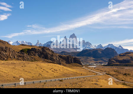 Une route menant à la ville d'El Chalten en Patagonie de l'Argentine avec le Fitz Roy en arrière-plan. Sur la route, voyageant concept. Banque D'Images