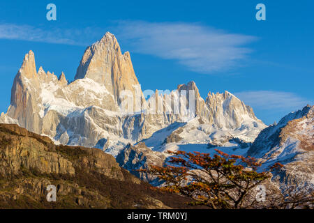 Une vue sur la montagne Fitz Roy, une partie de la cordillère des Andes à l'extérieur de la ville d'El Chalten en Patagonie de l'Argentine. Banque D'Images