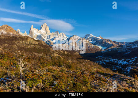 Une vue sur la montagne Fitz Roy, une partie de la cordillère des Andes à l'extérieur de la ville d'El Chalten en Patagonie de l'Argentine. Banque D'Images