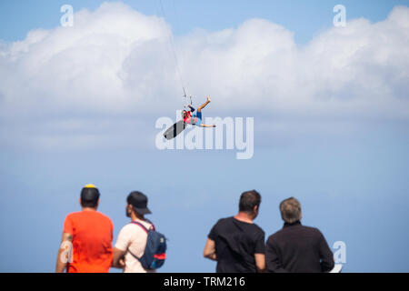 Vargas, Gran Canaria, Îles Canaries, Espagne. 8 juin 2019. D'énormes sauts que certains des meilleurs kitesurfers dans le monde en compétition dans le concours de Big Air sur le world tour à Vargas GKA beach sur Gran Canaria. Credit : ALAN DAWSON/Alamy Live News Banque D'Images