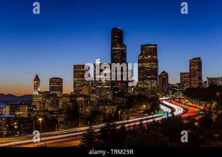 Vue sur le centre-ville de Seattle au crépuscule avec une autoroute en premier plan Banque D'Images