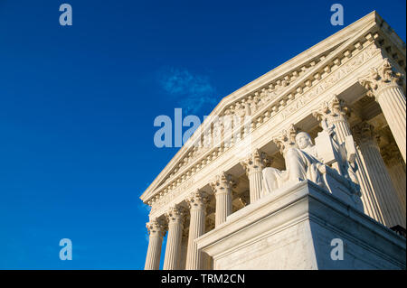 Après-midi panoramique vue de la façade de l'Édifice de la Cour suprême avec golden sunset lumière sur les colonnes corinthiennes classique Banque D'Images