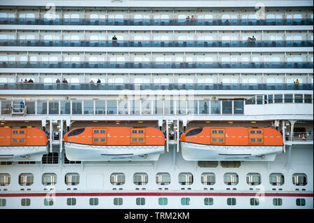 MIAMI - AOÛT, 2018 : l'imposant navire de croisière Carnival Magic jette une ombre sur la rive qu'il quitte Port Miami, le terminal des croisières. Banque D'Images