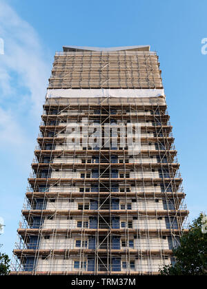 Vaste sur un échafaudage tower building Banque D'Images