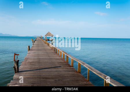 Long pont en bois de belle île tropicale beach - Koh Mak dans Trat, Thaïlande. Banque D'Images