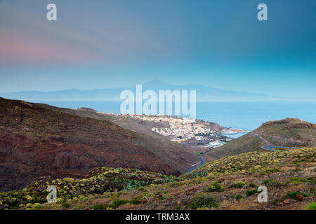 L'Europe, Espagne, Canaries, La Gomera, site de la biosphère de l'Unesco, San Sebastian de la Gomera, Tenerife, dans l'arrière-plan Banque D'Images