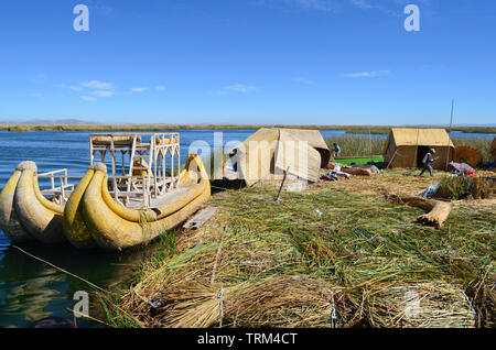 Le Pérou, Puno,Titicaca. Vue sur le lac Titicaca et reed bateaux ou caballitos de Totora. Banque D'Images