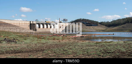 Mai 2019 Keepit Barrage, Gunnedah Australie : En 2016, le barrage a été presque à pleine capacité, mais en raison de la sécheresse actuelle, il est pratiquement vide à 0,6 % Banque D'Images