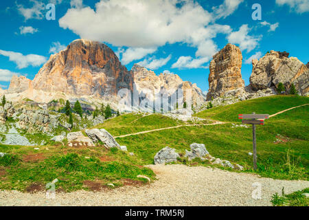Paysage pittoresque avec de superbes montagnes. Randonnées en bois, les panneaux de signalisation et de direction dans les montagnes, Dolomites, Italie, Europe Banque D'Images