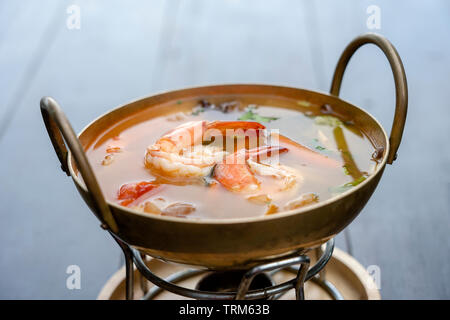 Tom Yam kung ou tom yum, tom yam est une soupe épicée aux crevettes, Close up. Alimentation populaire en Thaïlande, thai cuisine Banque D'Images