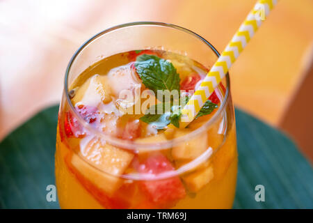 Fruit Lemonade du rouge des fraises, melons et d'ananas dans un verre . Close up. Boisson rafraîchissante à partir de morceaux de fruits Banque D'Images