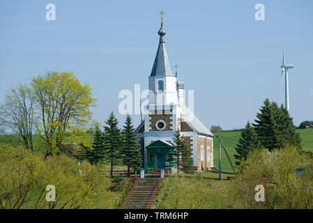 Vue de l'Église orthodoxe de Saint Alexandre Nevsky sous le soleil d'avril. Krevo, Bélarus Banque D'Images