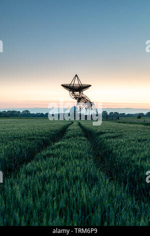 Observatoire de Radioastronomie désaffecté au coucher du soleil, Cambridge au Royaume-Uni Banque D'Images