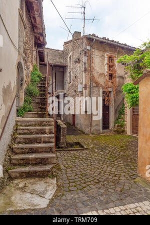 Assergi Abruzzes (Italie), - un charmant petit village médiéval entouré de murs en pierre, dans la municipalité de L'Aquila, en vertu de la montagne Gran Sasso Banque D'Images