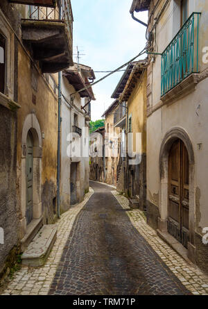 Assergi Abruzzes (Italie), - un charmant petit village médiéval entouré de murs en pierre, dans la municipalité de L'Aquila, en vertu de la montagne Gran Sasso Banque D'Images