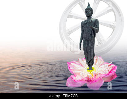 Statue Bouddha Debout sur le lotus leaf sur fond blanc de l'océan Banque D'Images