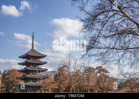 Suma-dera avec sol en bois ancienne pagoda in autumn park à Kobe, Japon Banque D'Images