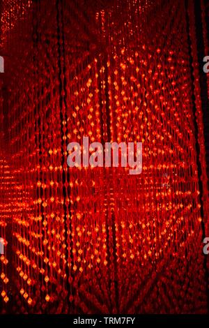 L'installation des feux à LED rouge brillant à Xintiandi à Shanghai Banque D'Images