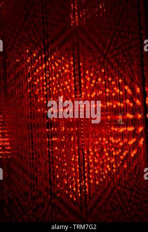 L'installation des feux à LED rouge brillant à Xintiandi à Shanghai Banque D'Images