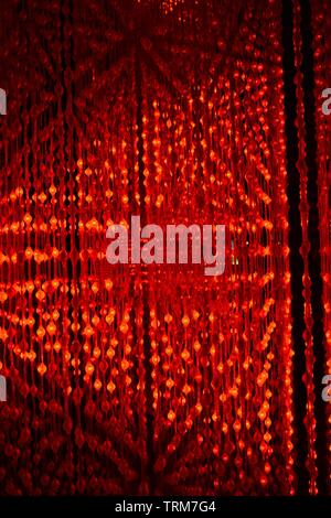 L'installation des feux à LED rouge brillant à Xintiandi à Shanghai Banque D'Images