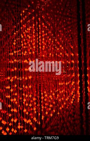 L'installation des feux à LED rouge brillant à Xintiandi à Shanghai Banque D'Images