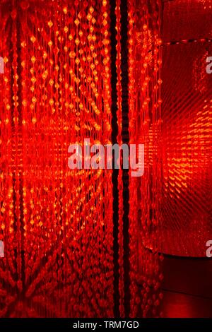 L'installation des feux à LED rouge brillant à Xintiandi à Shanghai Banque D'Images